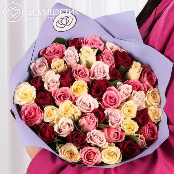 Букет из 51 розы микс (Кения) 35-40 см в сиреневой пленке