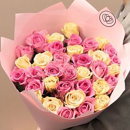 Букет из 35 розовых и кремовых роз 50 см (Россия) в розовой пленке
