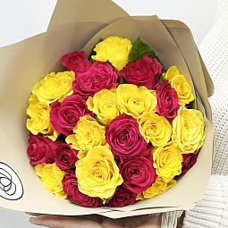 Букет из 25 жёлтой и малиновой розы 35-40 см (Россия) в кремовой пленке