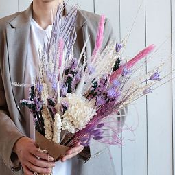 Букет из сухоцветов с пальмой лиловой, мискантусом, лагурусом, нигеллой и статицей
