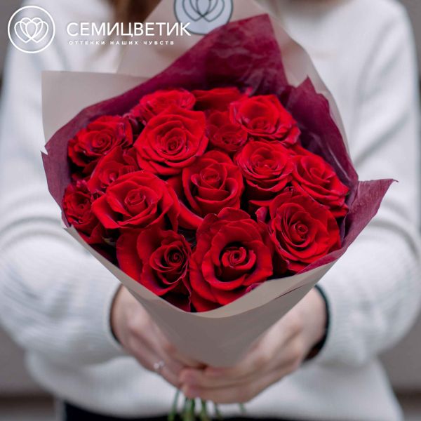 Букет из 15 красных с темной каймой роз Магия 35-40 см (Россия)
