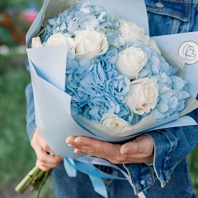 Букет из 3 голубых гортензий и 7 белых роз Vendela 50 см в голубой пленке