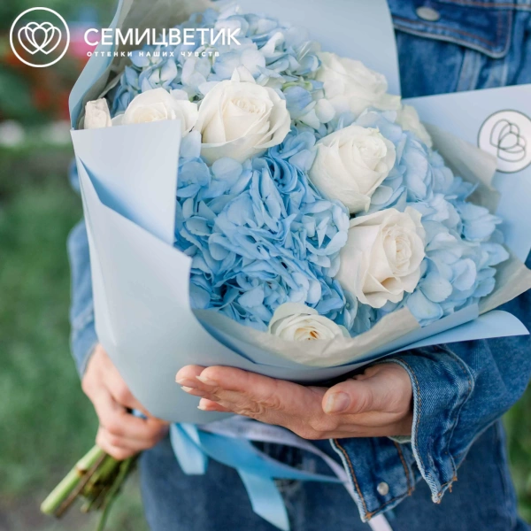 Букет из 3 голубых гортензий и 7 белых роз Vendela 50 см в голубой пленке
