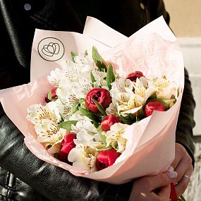 Букет из 7 бордовых пионов и 8 белых альстромерий