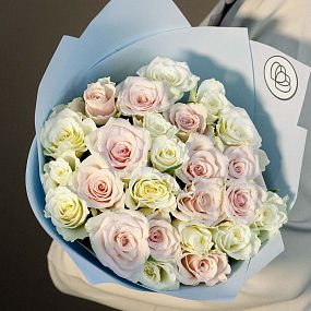 Букет из 25 белых и нежно-розовых роз 40 см (Кения) в голубой пленке