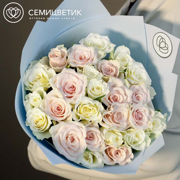 Букет из 25 белых и нежно-розовых роз 40 см (Кения) в голубой пленке
