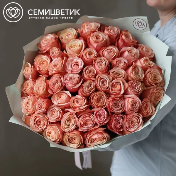 Букет из 51 персковой пионовидной розы Kahala 50 см (Эквадор) в зеленой пленке