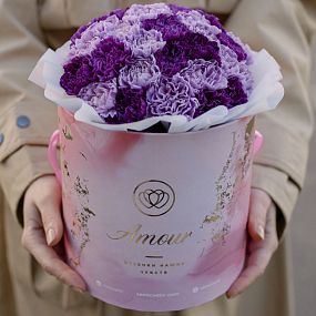 Букет в розовой шляпной коробке Amour Mini из 35 сиреневых (лунных) гвоздик