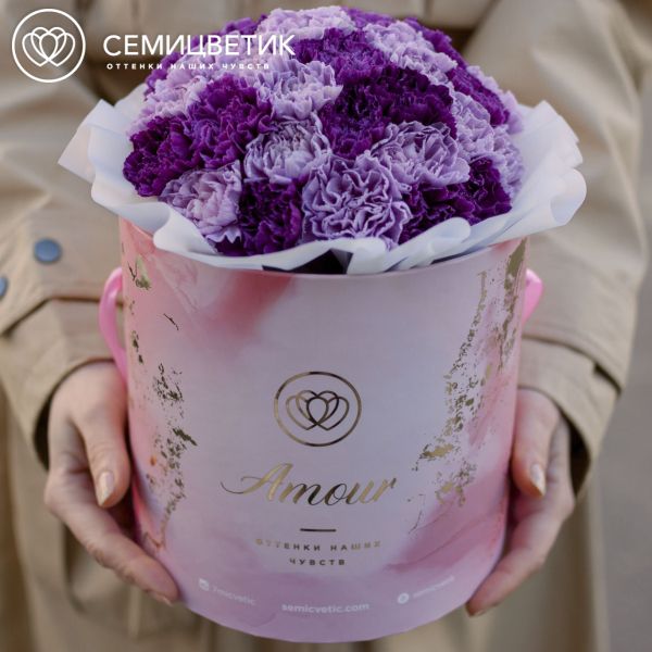 Букет в розовой шляпной коробке Amour Mini из 35 сиреневых (лунных) гвоздик