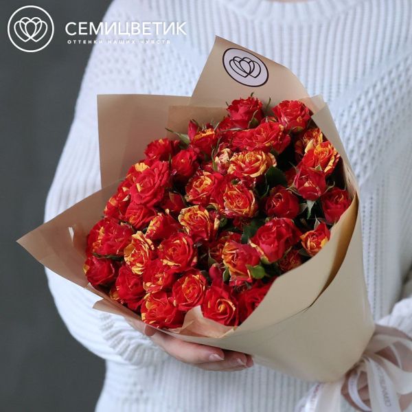 Букет из 15 красно-желтых кустовых роз 40 см (Кения)