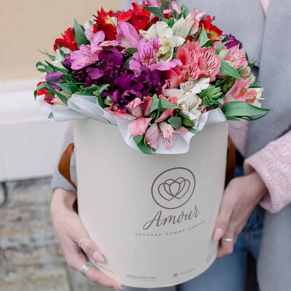 Букет в белой шляпной коробке Amour из 35 альстромерий микс