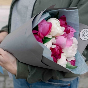 Букет из 11 пионов микс Standart Plus в голубой пленке