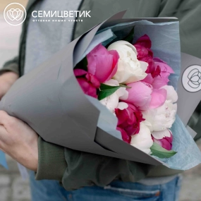 Букет из 11 пионов микс Standart Plus в голубой пленке