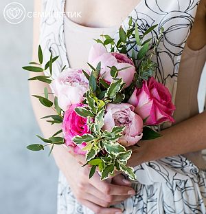 Свадебный букет из пионов, роз и эвкалипта