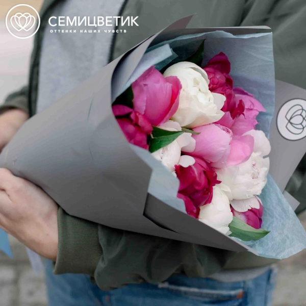 Букет из 11 пионов микс Standart Plus в голубой пленке