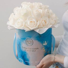 Букет в голубой шляпной коробке Amour Mini из 25 белых роз Vendela (Эквадор) 