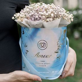 Монобукет  в голубой шляпной коробке Amour Mini из гипсофилы микс