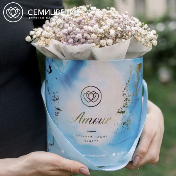 Букет в голубой шляпной коробке Amour Mini из гипсофилы микс