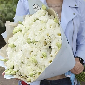 Букет из 51 белого махрового лизиантуса в голубой пленке