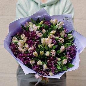 Букет из 23 альстромерий в розовых и фиолетовых тонах в сиреневой пленке