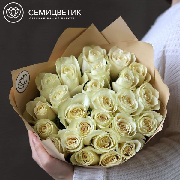 Букет из 25 белых роз Athena 70 см (Кения) в кремовой упаковке