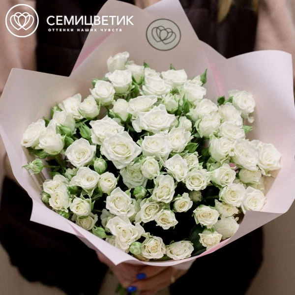 Букет из 15 белых кустовых роз 40 см (Кения) в розовой пленке