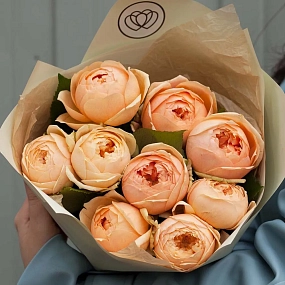 Букет из 9 кремовых пионовидных роз 60 см (Россия) в кремовой пленке