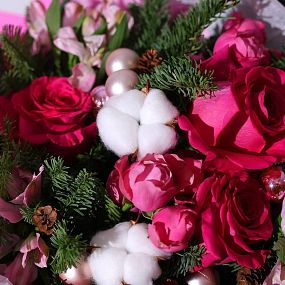 Букет из ярко-розовых роз (Эквадор) 50 см с елью и альстромерией