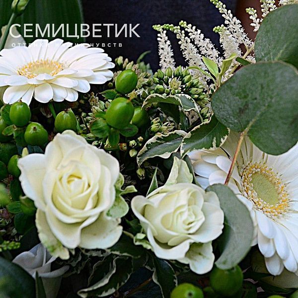 Букет из герберы, розы кустовой, брунии и лизиантуса в упаковке