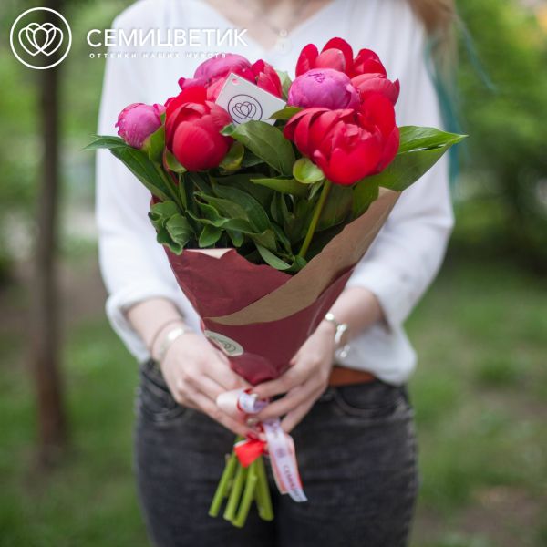 Букет из 7 бордовых и коралловых пионов Standart