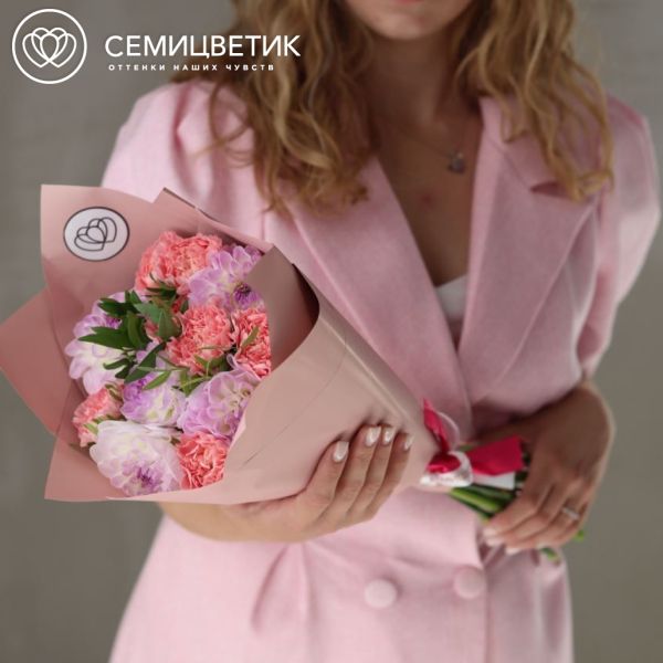 Букет из светло-сиреневых георгинов и розовых гвоздик в розовой пленке
