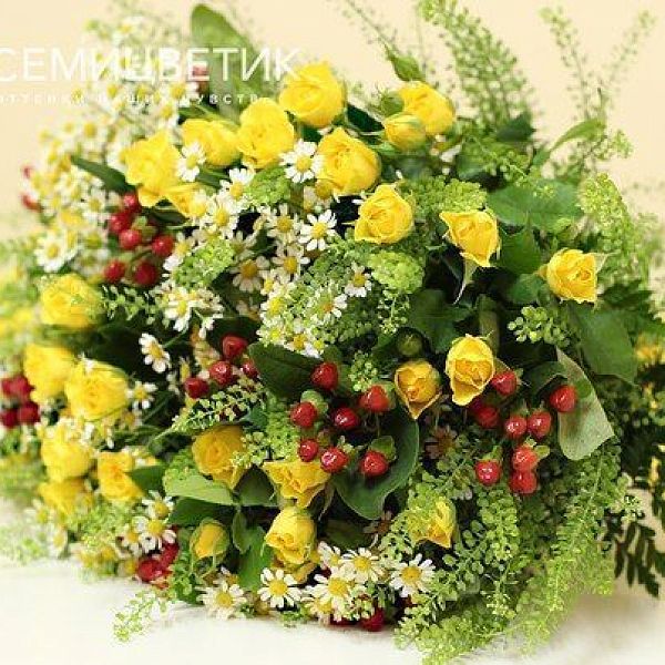 Букет из кустовой розы, матрикарии и гиперикума в упаковке