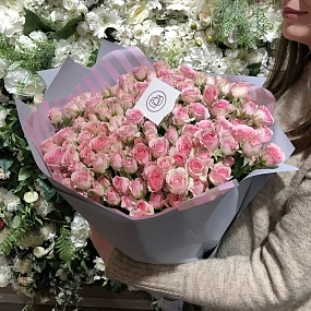 Букет из 51 розовой кустовой розы 40 см (Кения) в сиреневой пленке