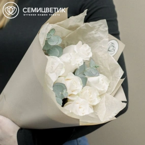Букет из 7 белых роз Vendela 50 см (Эквадор) с эвкалиптом в кремовой пленке