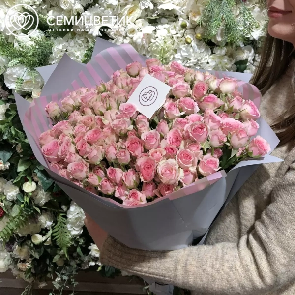 Букет из 51 розовой кустовой розы 40 см (Кения) в сиреневой пленке