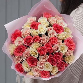 Букет из 51 белой, коралловой и нежно-розовой розы 40 см (Кения)