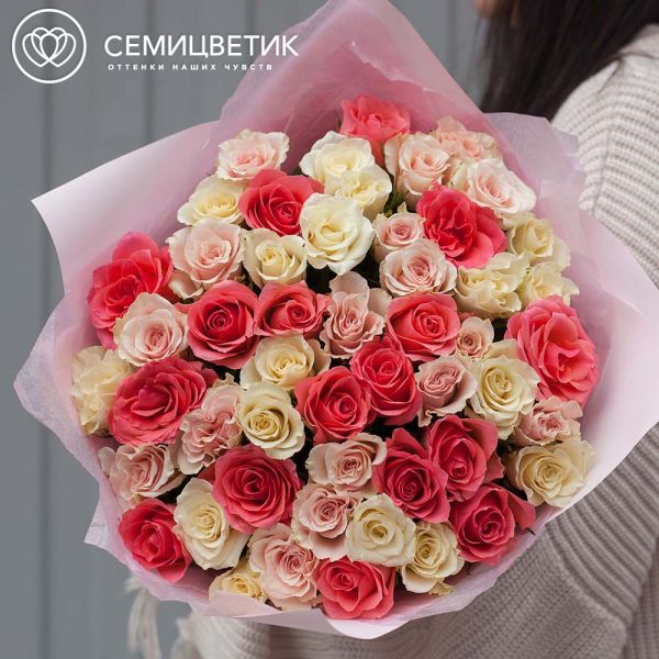 Букет из 51 белой, коралловой и нежно-розовой розы 40 см (Кения)