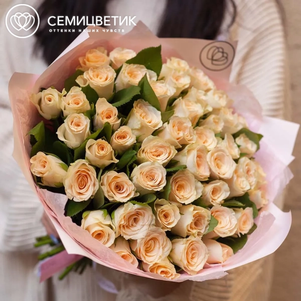Букет из 51 кремовой розы 30 см (Кения) в голубой пленке