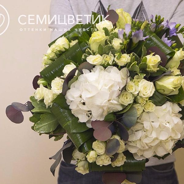 Букет из розы, гортензии и кустовых роз в прозрачной пленке