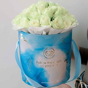 Букет в голубой шляпной коробке Amour Mini из 31 белой розы (Кения)