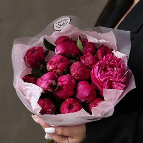 Букет из 15 ярко-розовых пионов Red Sarah Bernhardt Premium