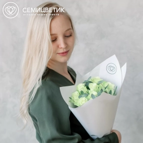 Букет из 9 белых роз 40 см (Кения) с эвкалиптом в белой пленке