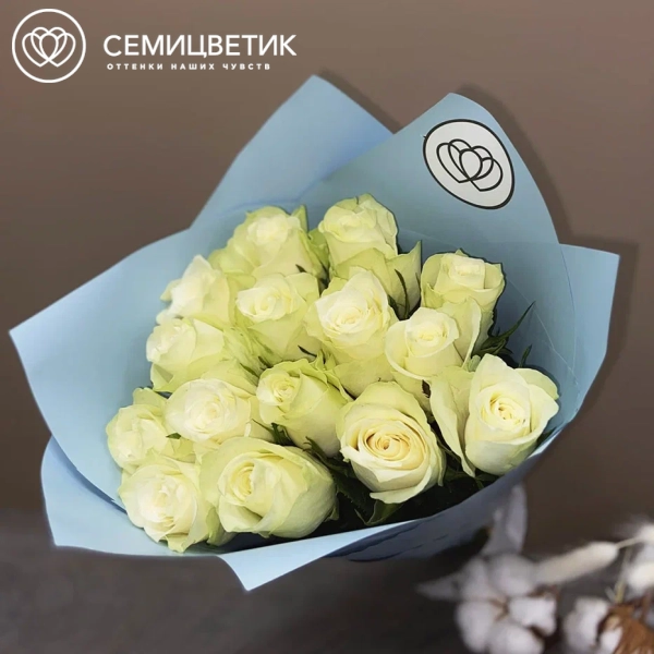 Букет из 15 белых роз 40 см (Кения) в голубой пленке