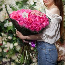 Букет из 51 ярко-розовой розы Topaz 60 см (Эквадор)