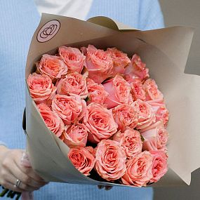Монобукет  из 25 кораллово-розовых пионовидных роз Wild Love 40 см