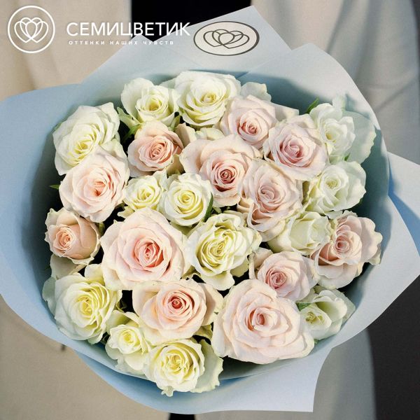 Букет из 25 белых и нежно-розовых роз 40 см (Кения) в голубой пленке