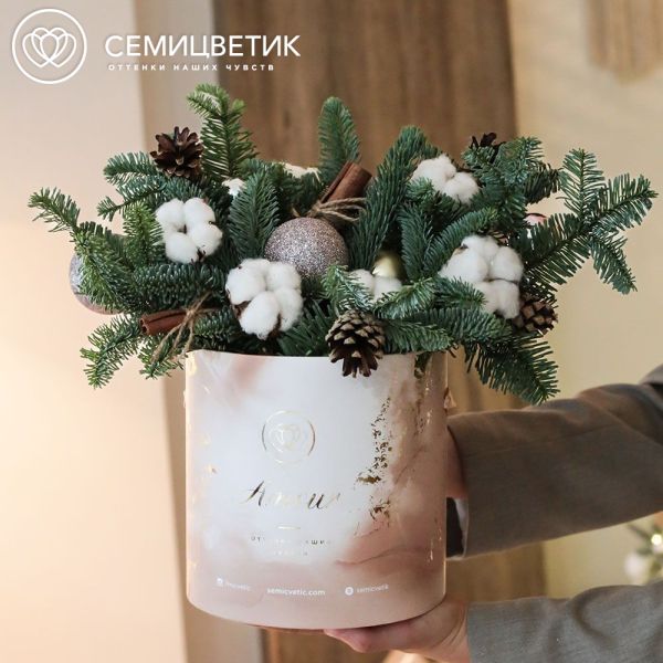 Композиция в шляпной коробке из хвои с шарами в пастельных тонах