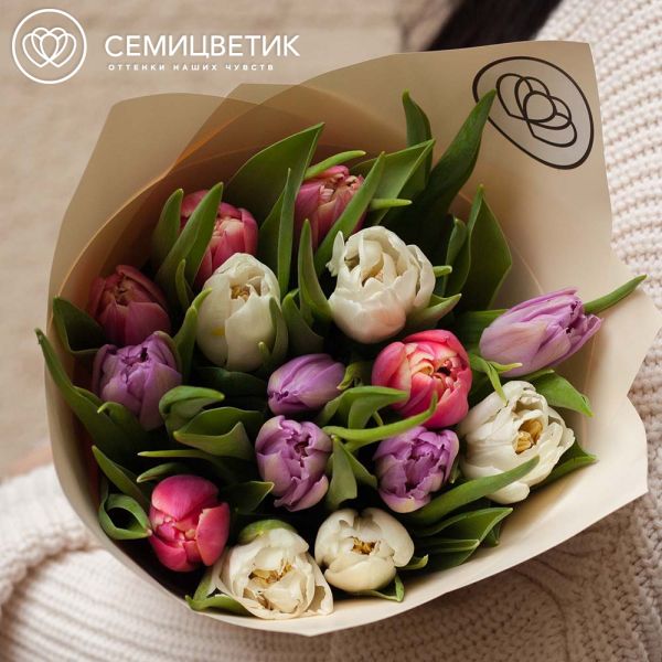 Букет из 15 пионовидных тюльпанов нежный микс в кремовой пленке