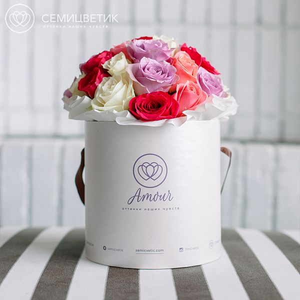 Шляпная коробка Amour Mini с 29 розами микс (Кения) Premium
