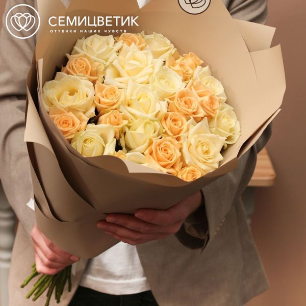 Букет из 25 кремовых и белых роз 50 см (Россия) в кремовой пленке